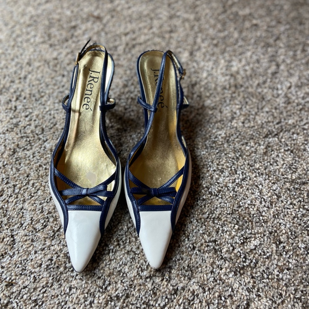 J. Reneé white and navy blue 2 1/2 inch heels size 7W